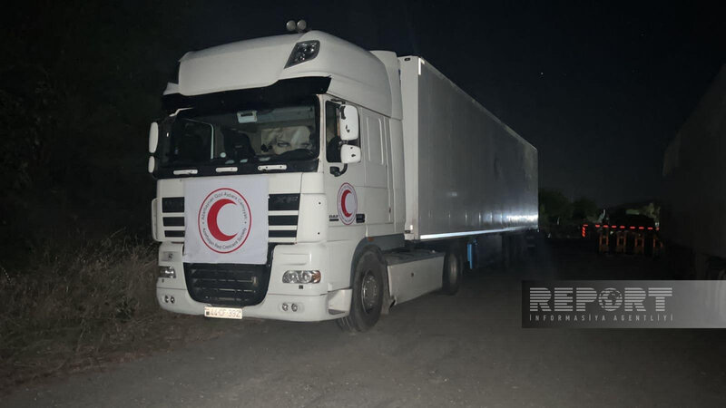 Qarabağdakı içərisində un olan iki yük maşını Ağdam-Xankəndi yolunda gözləyir
