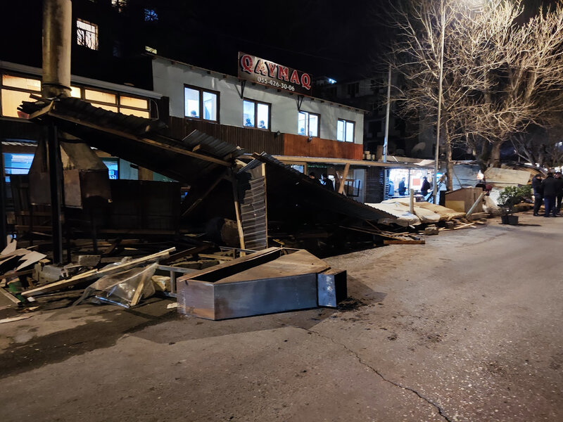 Bakıda 'Ətçilər' kimi tanınan ərazidə yerləşən kafelər və mağazalar sökülür - FOTO