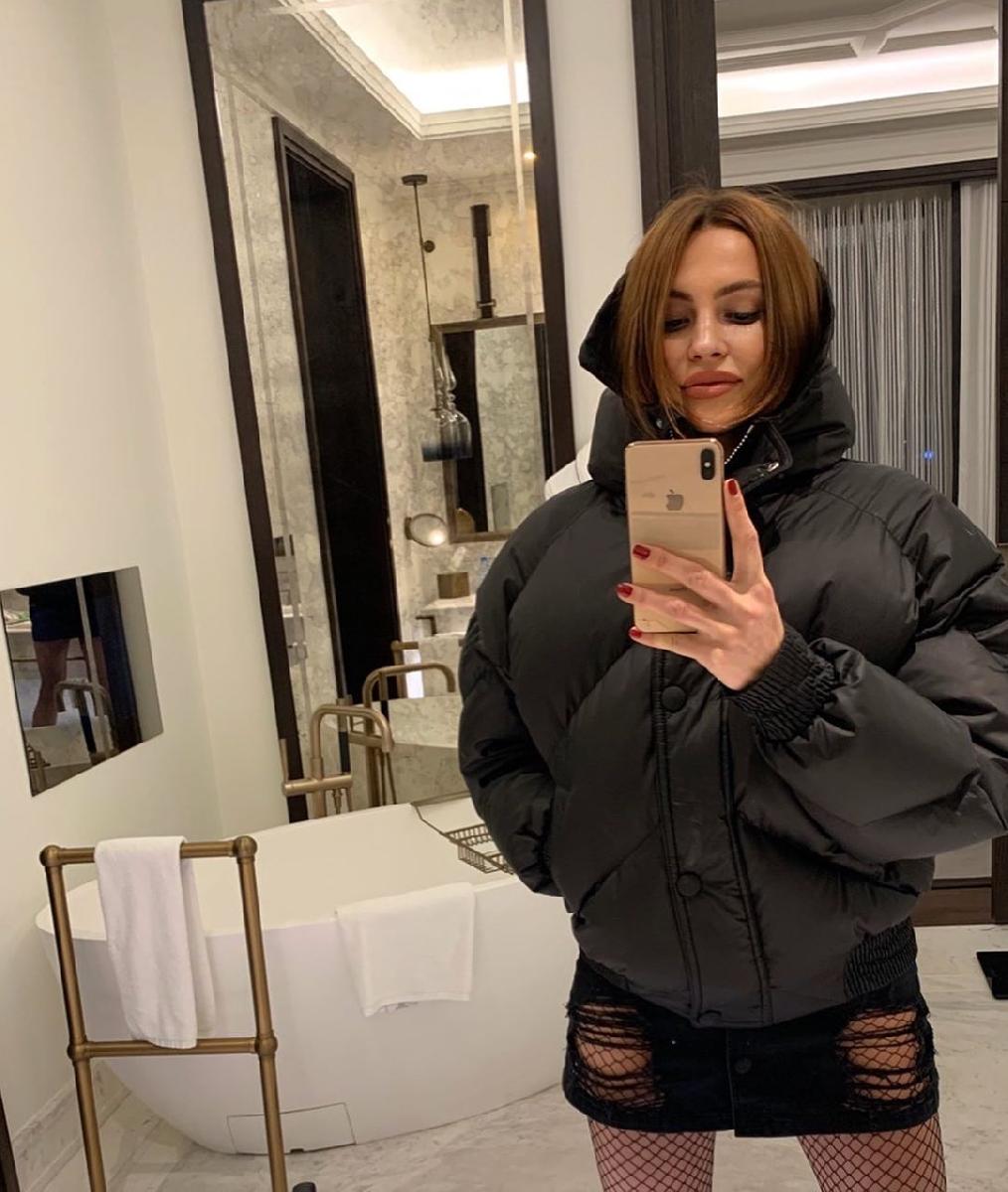 Azərbaycanlı modelin qısa ətəyi tənqid olundu - FOTO