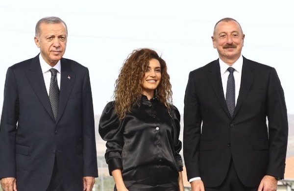 Çinarə Prezidentin onu səhnəyə dəvət etməsindən danışdı - VİDEO