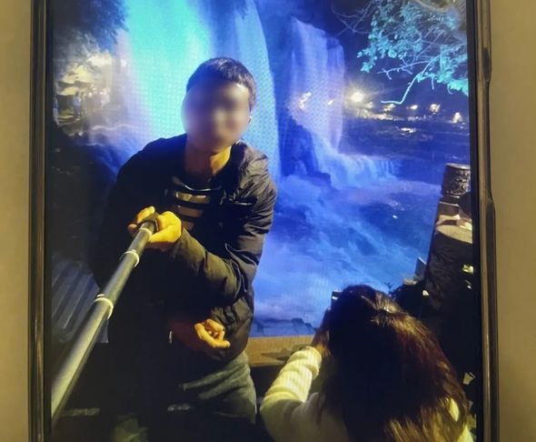 Oğlunu satdı, əldə etdiyi pulla səyahətə çıxdı - FOTO