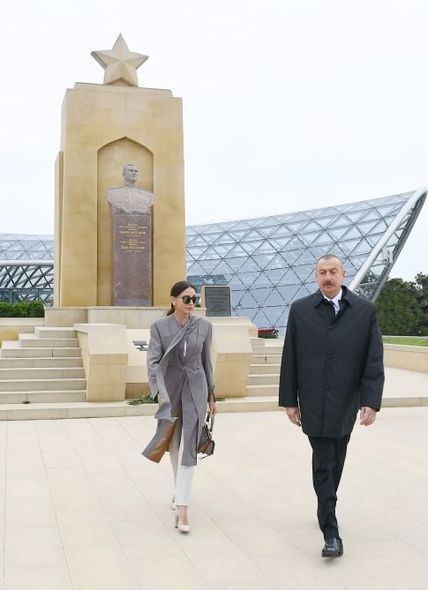 İlham Əliyev və Mehriban Əliyeva Həzi Aslanovun məzarını ziyarət ediblər - FOTO/VİDEO