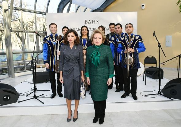 Mehriban Əliyeva Xalq Təsərrüfatı Nailiyyətləri Sərgisində "Azərbaycan" pavilyonunun açılışında - FOTO