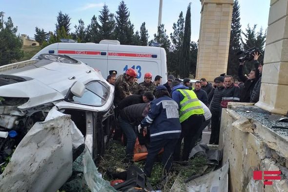 Azərbaycanda dəhşətli qəza: Maşın beton lövhəyə çırpıldı, yasa gedənlər öldü - FOTO