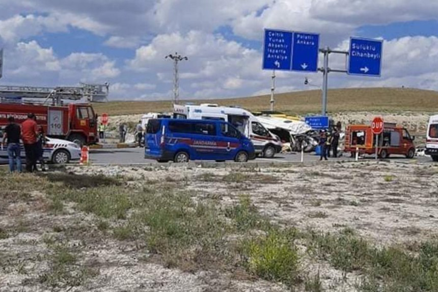 Türkiyədə mikroavtobus qəzası nəticəsində bir neçə nəfər ölüb - FOTO