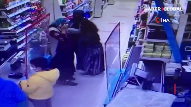 Türkiyədə oğurluqda ittiham edilən qadın günahsızlığını sübut etmək üçün soyundu – VİDEO