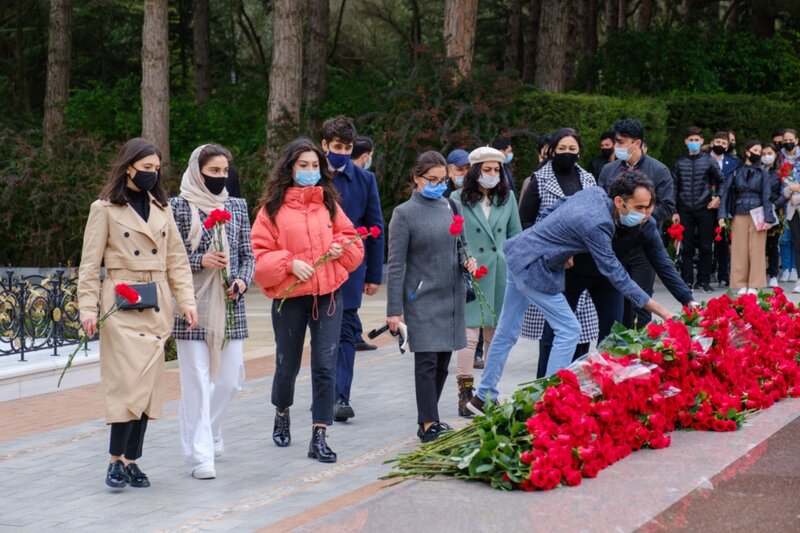 Gənclər təşkilatları ulu öndər Heydər Əliyevin məzarını ziyarət ediblər - FOTO