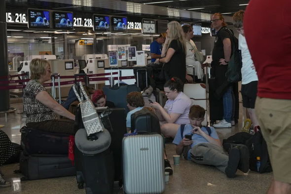 İtaliyada minə yaxın reys təxirə salındı, yüz minlərlə sərnişin aeroportlarda qaldı - FOTO