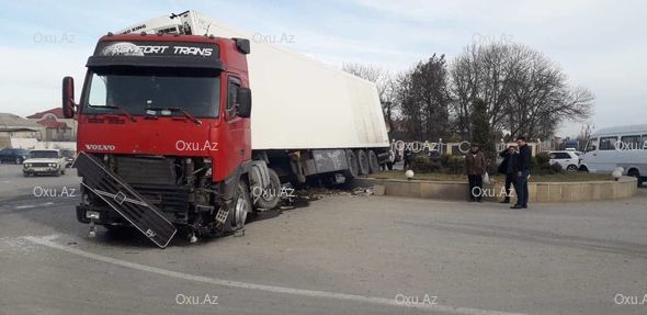 Qubada dairəni dönə bilməyən TIR qəza törətdi: Yaralı var - FOTO 