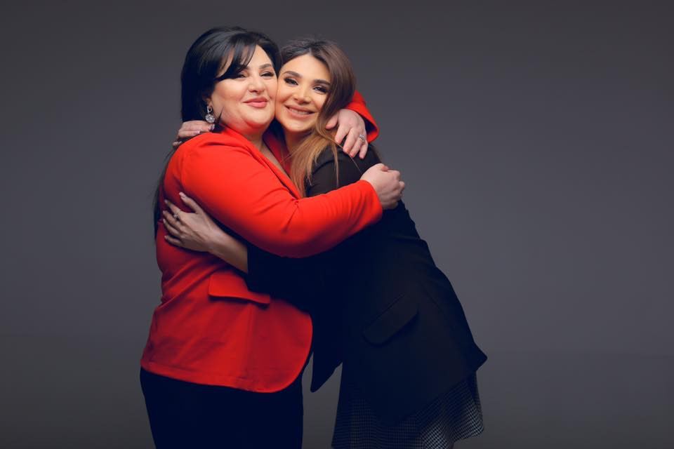 Gözəl aktrisa anası ilə fotolarını paylaşıb