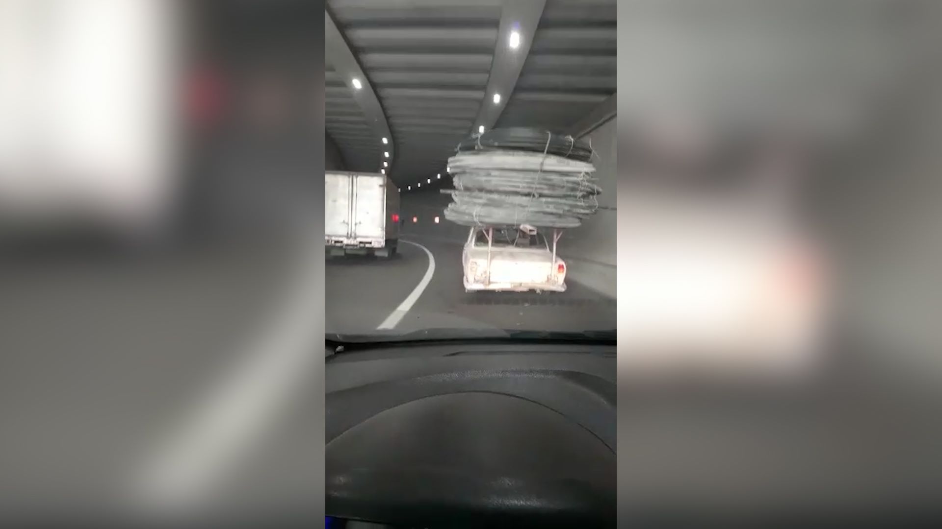 Bakıda su boruları daşıyan avtomobil təhlükə yaratdı - VİDEO