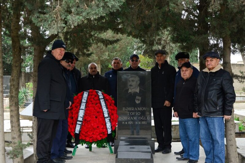 Qətiyyətli adamın qızıl fiti və ya hakim mərkəzi göstərir - Tofiq Bəhramov - 100