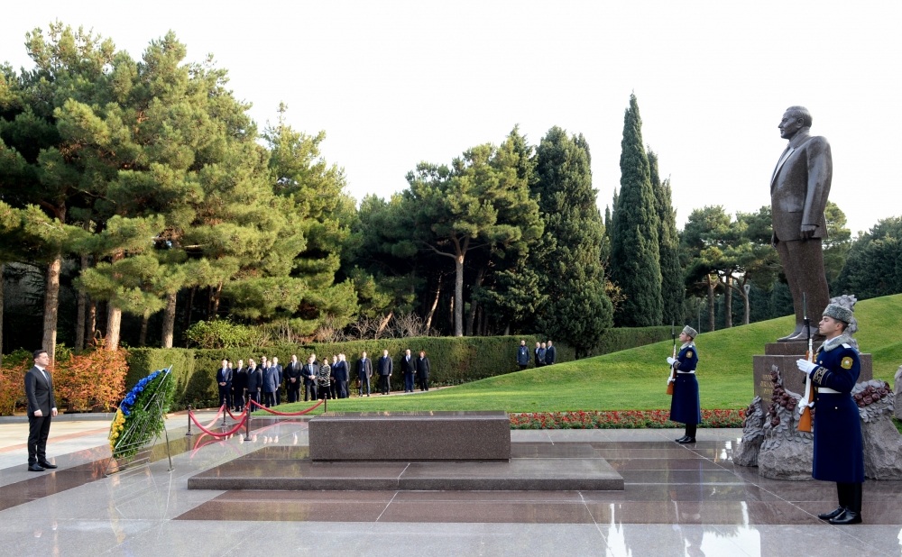 Vladimir Zelenski Heydər Əliyevin məzarını ziyarət etdi - FOTO