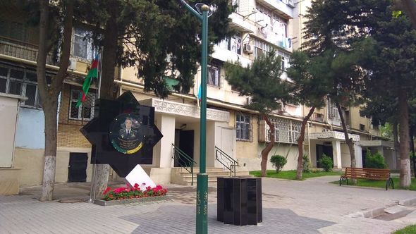 İlqar Mirzəyevin evinin qarşısına xatirə lövhəsi qoyuldu - FOTO