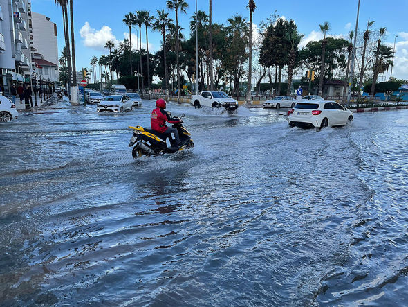 Türkiyədə dəniz suyu daşdı: Kafelər su altında qaldı - FOTO