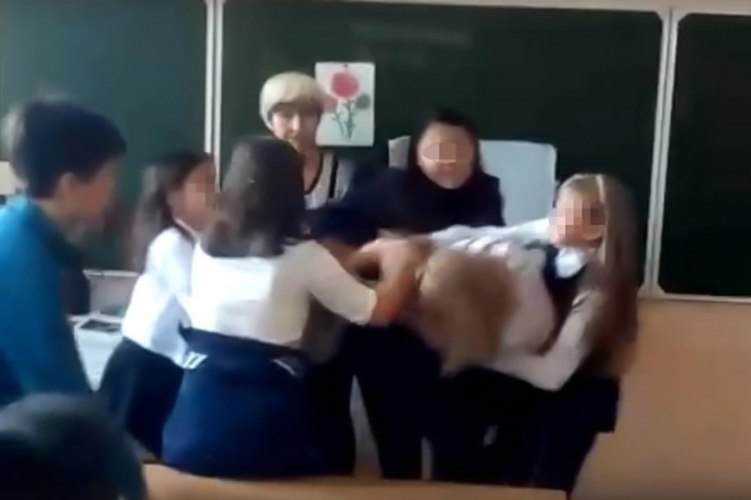 Azərbaycanda məktəbli qızlar arasında dava düşdü - Məsələyə polis qarışdı