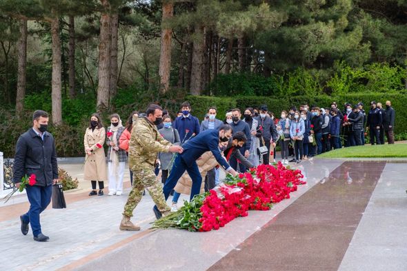 Gənclər təşkilatları ulu öndər Heydər Əliyevin məzarını ziyarət ediblər - FOTO