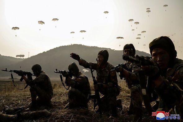 Şimali Koreyada hava-desant təlimlərinə Kim Çen In qızı ilə birlikdə rəhbərlik etdi - FOTO