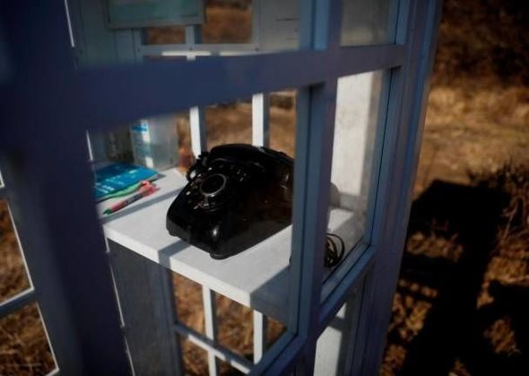 Ölən əzizləri ilə "danışmaq" üçün telefon köşkü tikdilər - FOTO
