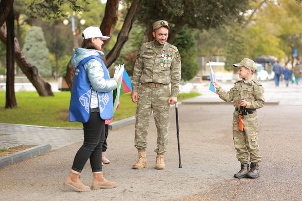 Zəfər Günü və Bayraq Günü münasibətilə paytaxt sakinlərinə bayraqlar paylanıldı - FOTO