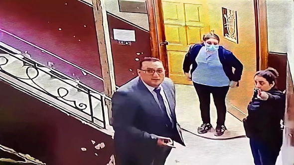 Qadın müşahidə kamerasının sayəsində uşağı pedofildən xilas etdi - VİDEO