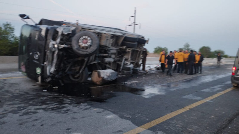 Yük maşını aşdı, yolu bağladı - FOTOLAR