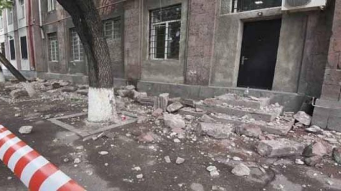 Tiflisdə yaşayış binası uçdu