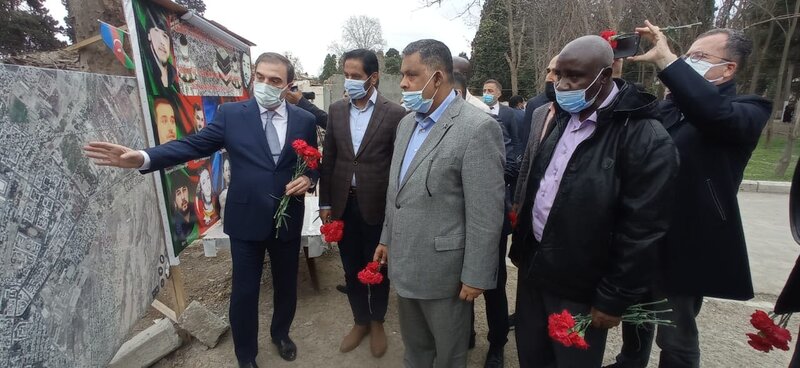 İƏT nümayəndə heyəti Gəncədə raket düşən ərazilərə baxıb - FOTO 