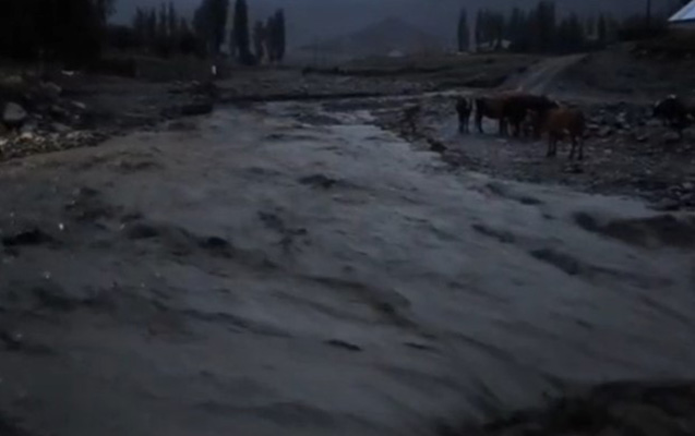 Qubada yağış körpünü uçurdu 