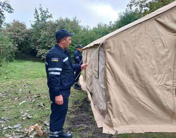 FHN evi yağışdan yararsız hala düşən sakin üçün çadır qurdu - FOTOLAR