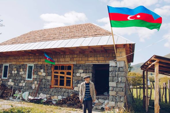 ASAN könüllüləri pensiyasının 180 manatını orduya bağışlayan Hikmət Musayevə bayraq hədiyyə edib - FOTO