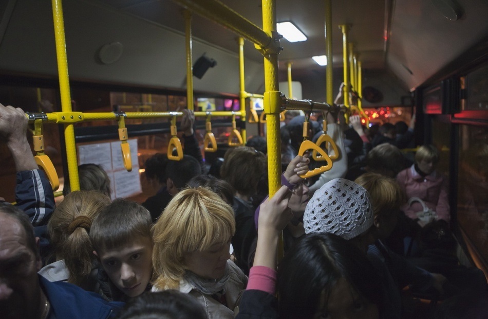 Bakıda avtobuslarda sərnişin sıxlığı acınacaqlı vəziyyət yaratdı: Nə sosial məsafə var, nə maska - FOTO