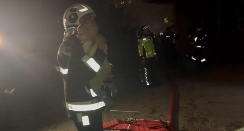 Bakıda yanğından DƏHŞƏTLİ GÖRÜNTÜLƏR - Körpə belə xilas edildi (FOTO)