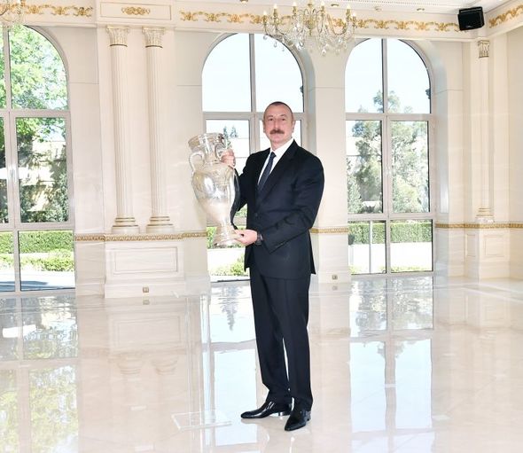 AVRO-2020-nin kuboku İlham Əliyevə təqdim olundu - FOTO