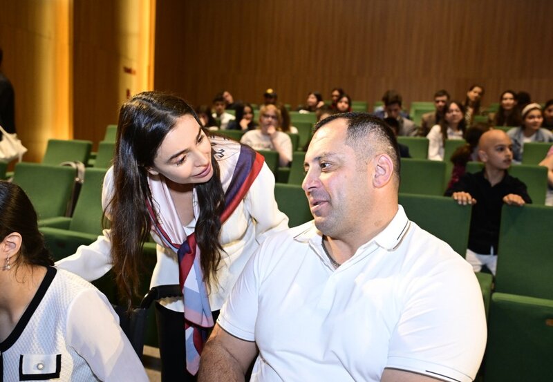 Leyla və Arzu Əliyeva həssas qruplara aid şəxslərin yaradıcılığı ilə tanış oldular - FOTOLAR