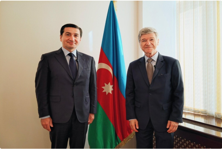 Hikmət Hacıyev amerikalı professorla regional məsələləri müzakirə edib