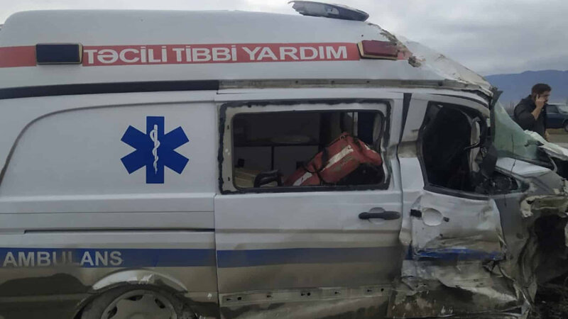 Bakıda minik avtomobili təcili tibbi yardımla toqquşdu: Xəsarət alanlar var - FOTO