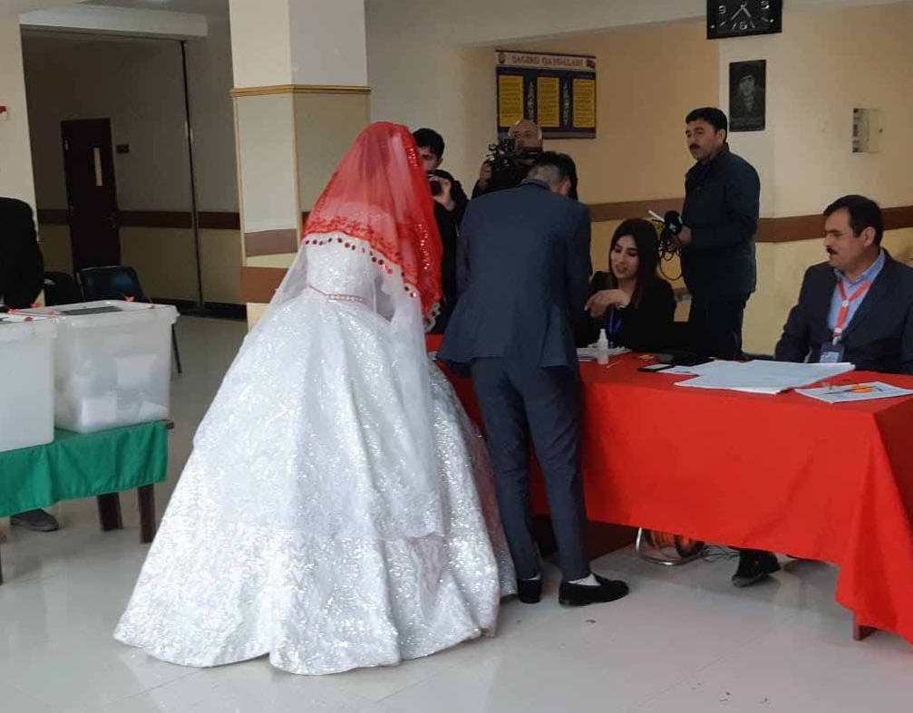 Azərbaycanda bəy və gəlin səs verdi - FOTO