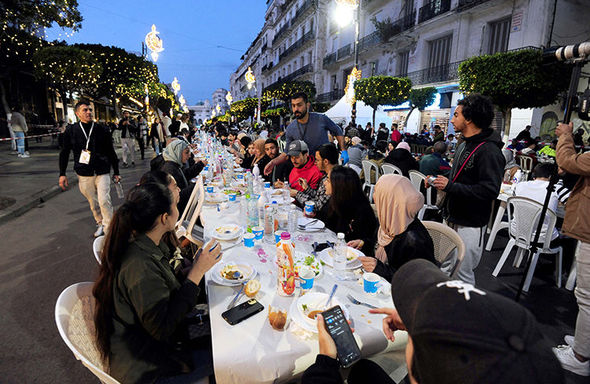 Afrikanın ən zəngin ölkələrindən birində 4 ildən sonra kollektiv iftar - FOTO