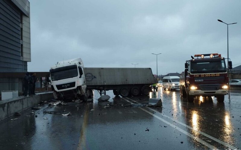 Bakı-Quba yolunda ağır qəza - Yol təsərrüfatına ziyan dəydi