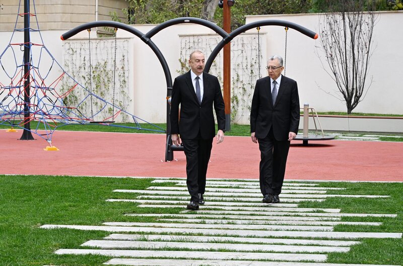 İlham Əliyev Bakının Nəsimi rayonunda yeni salınan parkda yaradılan şəraitlə tanış olub