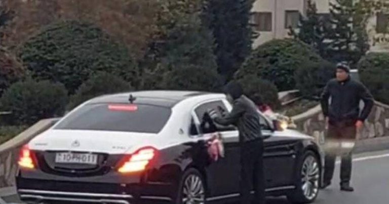 Bakıda toy karvanında təhlükəli anlar: Özlərini gəlin maşınının qabağına atdılar – VİDEO