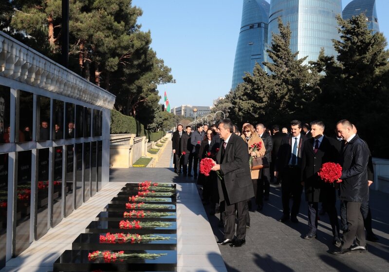 Türkiyəli nazir Şəhidlər xiyabanında - FOTOLAR