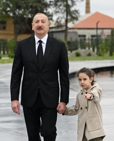 Prezidentin əlindən tutduğu qız Nilaydır... - Fotolar