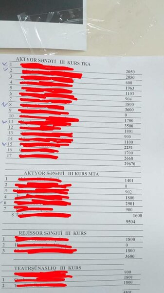 Bakıda universitet ödəniş etməyən tələbələrin siyahısını divardan asdı - FOTOLAR