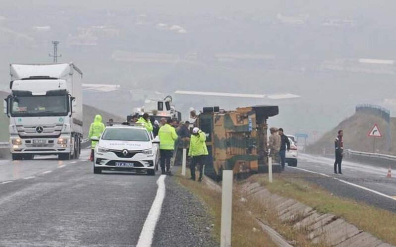 Türkiyədə zirehli avtomobil aşdı: 6 hərbçi yaralandı