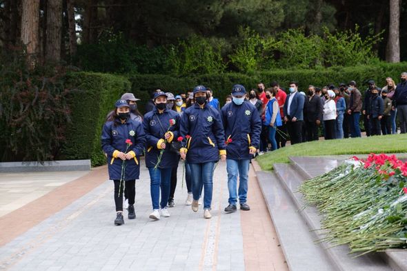 Gənclər təşkilatları ulu öndər Heydər Əliyevin məzarını ziyarət ediblər - FOTO