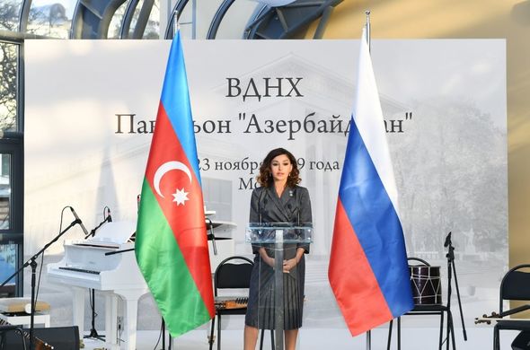 Mehriban Əliyeva Xalq Təsərrüfatı Nailiyyətləri Sərgisində "Azərbaycan" pavilyonunun açılışında - FOTO