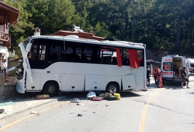 Avtobus qəzası baş verdi - Ölən və yaralananlar var