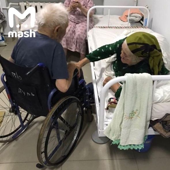 COVID-19-a görə ayrı düşən baba və nənənin romantik görüşləri - FOTO